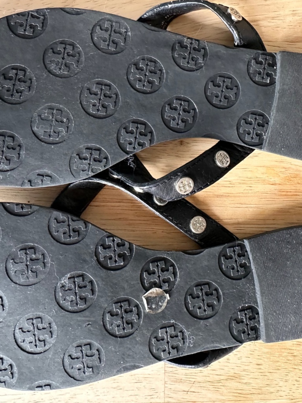 Tory Burch Black Leather Thong Sandal with logo stud detail. Size 7 - Picture 3 of 4
